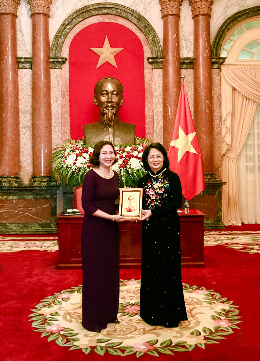 Xây dựng Trường Sơn vinh dự nhận kỷ niệm chương từ Phó Chủ tịch nước